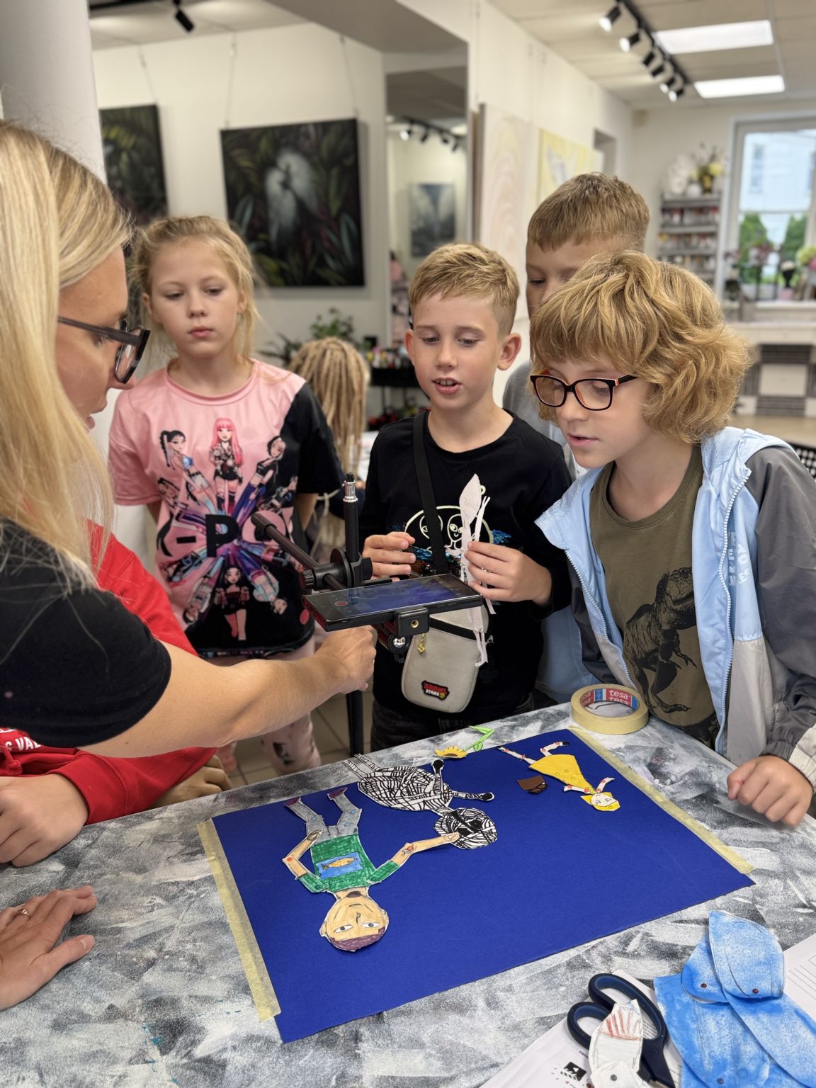 Bērnu zīmētie tēli tiek iekustināti, iepazīstot animācijas veidošanas procesu radošajās STEAM nodarbībās bērniem Liepājā ''Mākslas Pasāža RADI''